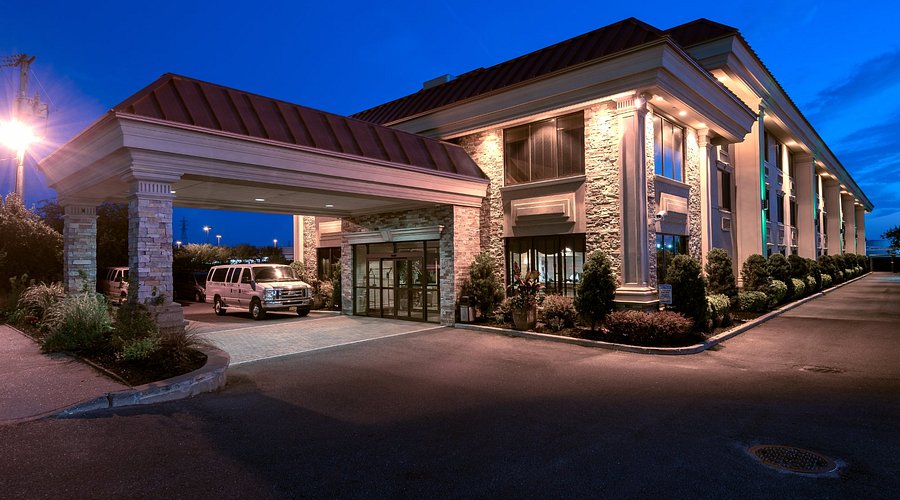 Lawrence Five Towns Inn - A mere 7 minute drive to the DNTL SPOT Office.